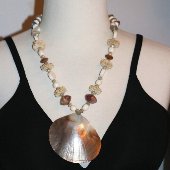 Source Unknown Jewelry - VNTG 22" with Approx. 3" Diameter Mother of Pearl Shell Necklace W/Screw Closure